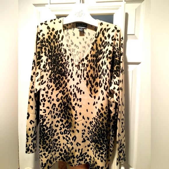 Extra Point Sweaters - EXTRA POINT 2X V-NECK ANIMAL PRINT SWEATER. 100% ACRYLIC. NWOT.